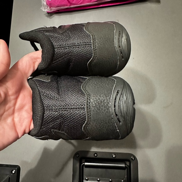 Men’s size 11 ASICS matflex 6 wrestling shoes. Wore once, excellent condition. - Picture 5 of 6